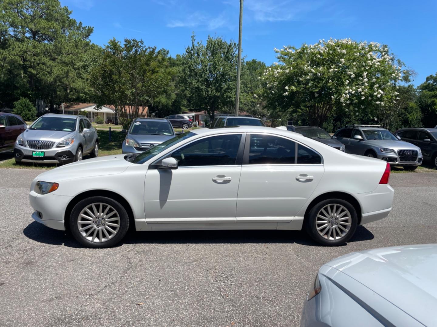 2007 WHITE VOLVO S80 3.2 (YV1AS982X71) with an 3.2L engine, Automatic transmission, located at 5103 Dorchester Rd., Charleston, SC, 29418-5607, (843) 767-1122, 36.245171, -115.228050 - Clean CarFax (no accidents reported!) Comfortable & Spacious interior with Leather, Sunroof, CD/AUX/AM/FM, Dual Climate Control, Power Everything (windows, locks, seats, mirrors), Heated Seats, Push Button Start, Keyless Entry, Alloy Wheels. Local Trade-in!! 129k miles Located at New Life Auto Sale - Photo#3